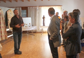 Angelo Steccanella hält einen Vortrag anlässlicher einer Kirchenschatz-Ausstellung